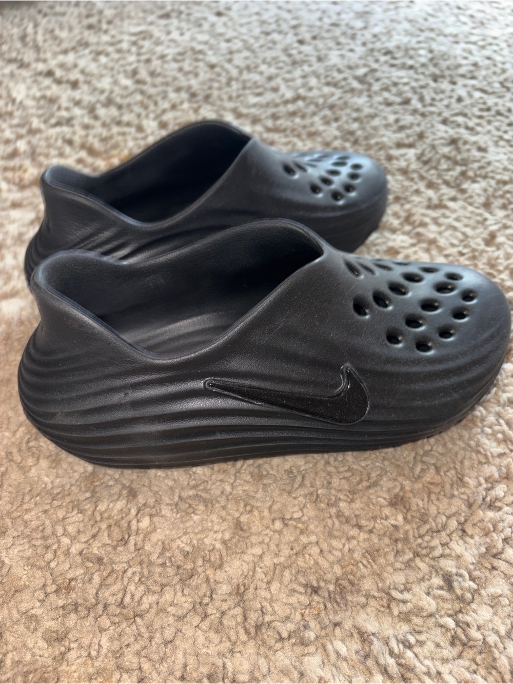 Nike Men’s size 6.5 or Women’s size 8 recovery shoes